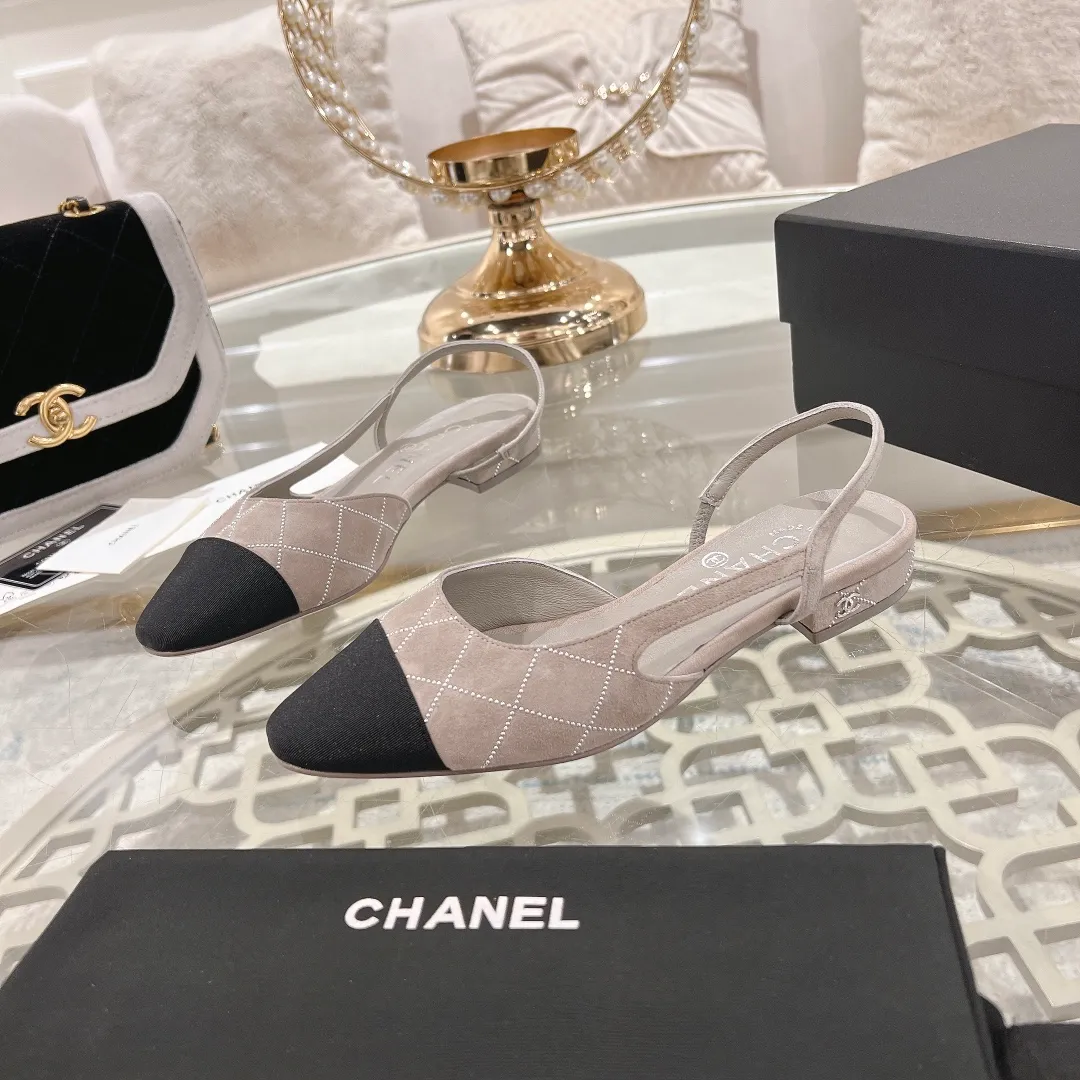 👟👟Ex-factory price 540👟👟 CHANEL Xiangjia 25vs spring and summer new fashion sandals series... Chanel is a very comprehensive noble fashion lifestyle brand. The same models are sold by major fashion bloggers and celebrities in Hong Kong, the United States, and other countries. They are simply beautiful. I fall in love with elegance and the playful sense of the future. I want to own them right away just by looking at them. But you can really think about a pair of exquisite high heels. This series is specially designed for extraordinary and indifferent ladies to create a unique overall effect. CHANEL designs products that inspire women to move forward and highlight their charm... 1️⃣Material: original customized high mercerized sheepskin 2️⃣Inner lining: original customized imported sheepskin 3️⃣Feet: original customized imported sheepskin 4️⃣Outsole: genuine leather sole imported from Italy 5️⃣Heel height: 2.5cm/6.5cm/9cm 6️⃣Number: 34-43 (34.40.41.42.43 customized is not returnable) 7️⃣Packaging: The latest and exquisite full set of packaging at the counter